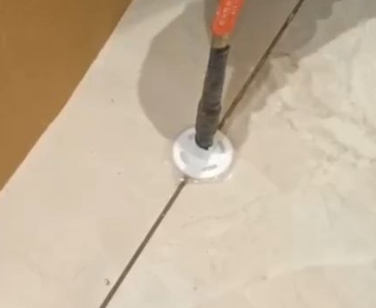通道瓷砖空鼓维修公司专业解答瓷砖在铺贴过程中，如果没有涂抹均匀到位的粘结材料（如水泥砂浆或瓷砖胶），可能会导致以下问题