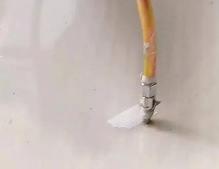 通道瓷砖空鼓维修公司专业解答在瓷砖铺贴过程中，如果使用的砂料过粗（如全部使用了粗砂），可能会导致以下问题