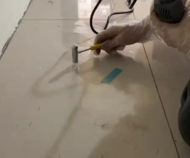 通道瓷砖开裂维修公司专业分享瓷砖在铺贴前如果没有沥干水分，将会导致以下问题